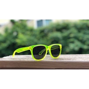 Neon green Saint Laurent sunnies! 💚🕶